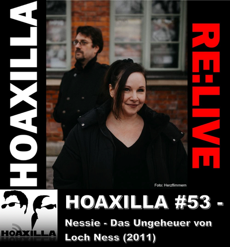 Foto von Alexa und Alexander vor einer roten Ziegelwand. Links und rechts am Bildrand steht der Text: "HOAXLLA RE:LIVE" Unten links befindet sich das HOAXILLA Logo und daneben der Text HOAXILLA #53 - Nessie - Das Ungeheuer von Loch Ness (2011)
Oben rechts in der Ecke ist das gelb leuchtende Wort Spezial über das Foto gelegt.
HOAXILLA Logo:
Zwei stilisierte Gesichter in Schwarz-Weiß. Beide Gesichter tragen Sonnenbrillen, und der untere Teil der Gesichter ist abgeschnitten. Links befindet sich ein leicht nach rechts blickendes Gesicht (Alexander), rechts ein leicht nach rechts blickendes Gesicht (Alexa). Darunter steht der Schriftzug „HOAXILLA“ in einer serifenlosen Schrift.