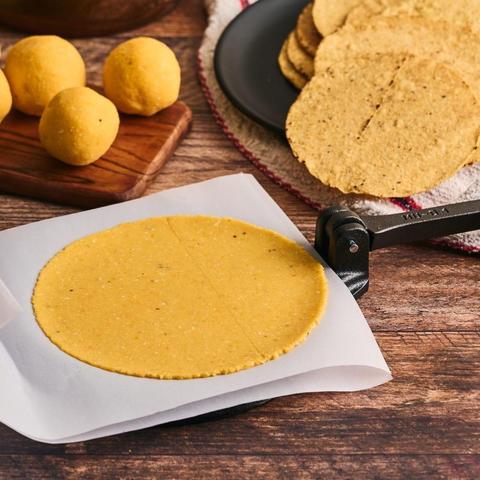 Tortillapresse med færdigpresset tortilla
