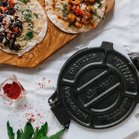 Foto med færdige tortillas med fyld = tacos