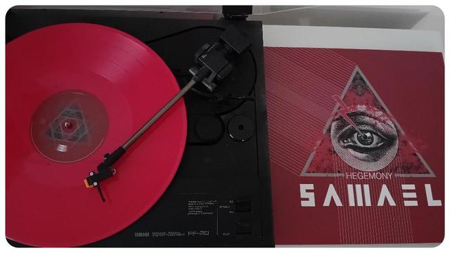 Pochette de l'album Hegemony du groupe Samael. 
Pochette sobre dans les tons de rouge avec un oeil en noir et blanc dans un style "gravure".  
Très bon album avec la chanson "Black Supremacy".