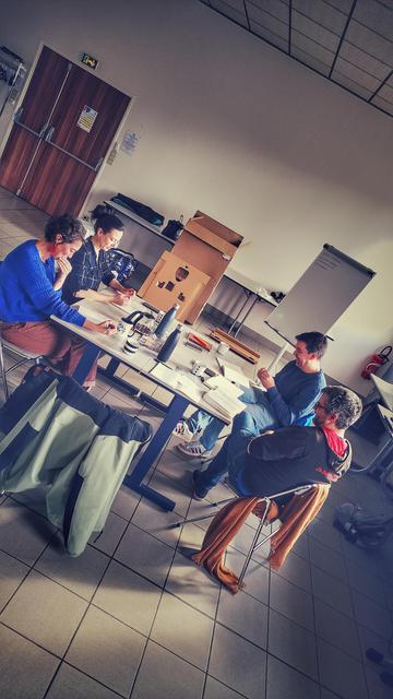Les 4 comédien-nes, Mary Léaument, Jenny Emerit, Cyrille Berthe et Matthieu Massé, travaillant "à la table" dans la salle Jean Monet de la ville de Ligugé.