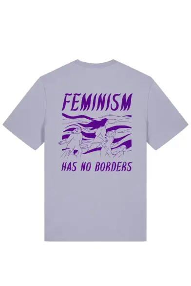 Deutsch: Foto zeigt ein weißes T-Shirt mit der Aufschrift "Feminismus hat keine Grenzen" in lila und einer Zeichning in lila von Frauen mit fließenden Haaren in Wellen.
English: White T-Shirt with purple print "Feminism has no borders" and a drawing of women with flowing hair in the waves