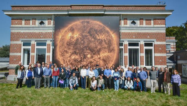 Een groep mensen poserend voor een foto.