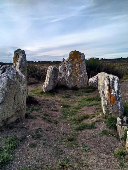 Les restes d'un dolmen de l'Ile de Groix.