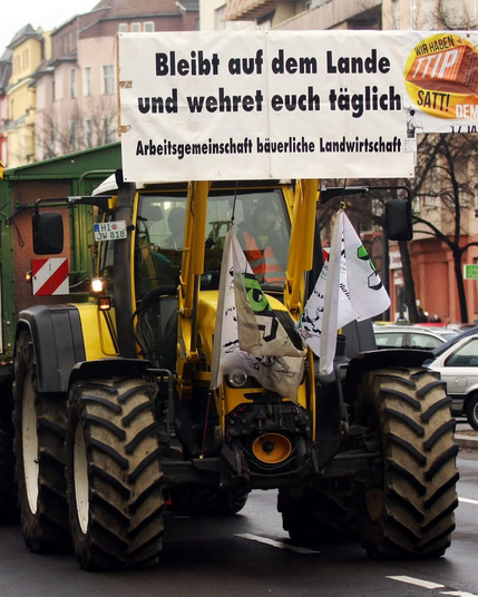 #17April #BäuerlichenWiderstand  ✊ Internationaler Tag des Bäuerlichen Widerstands #17April2025  👩‍🌾 Am heutigen Tag gedenken wir den 19 Aktivist*innen der Landlosen-Bewegung, die 1996 von der Polizei in Brasilien ermordet wurden. Gleichzeitig setzen wir ein Zeichen für bäuerlichen Widerstand und internationale Solidarität. 
