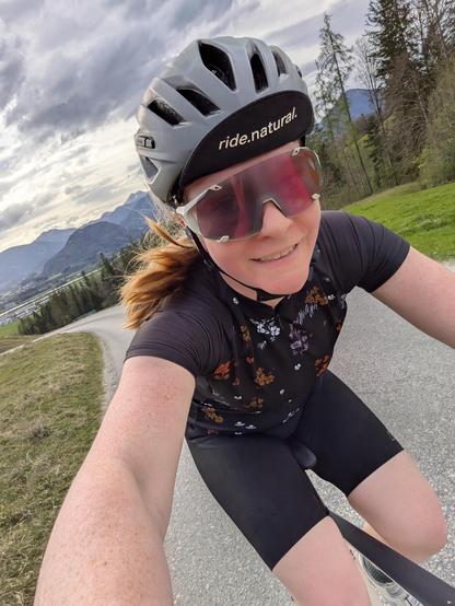 Selfie von mir auf dem Rennrad, leicht tomatiges Gesicht (war steil), aber fröhlich.