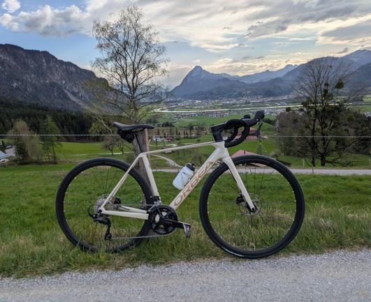 Orbea Orca M30 in weiß vor Inntal-Kulisse - Werbung, da gestelltes Rad.