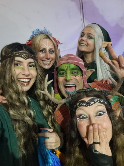 Fotografía selfie de 5 personas disfrazadas de duendes