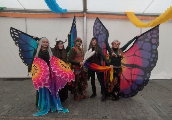 Fotografía de 5 personas con outfit de duendes y hadas
