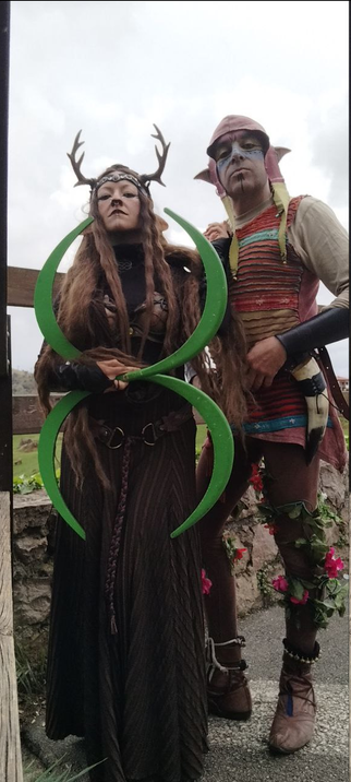 Foto de dos personas vestidas de seres feericos