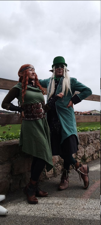 Foto de dos personas vestidas de elfos