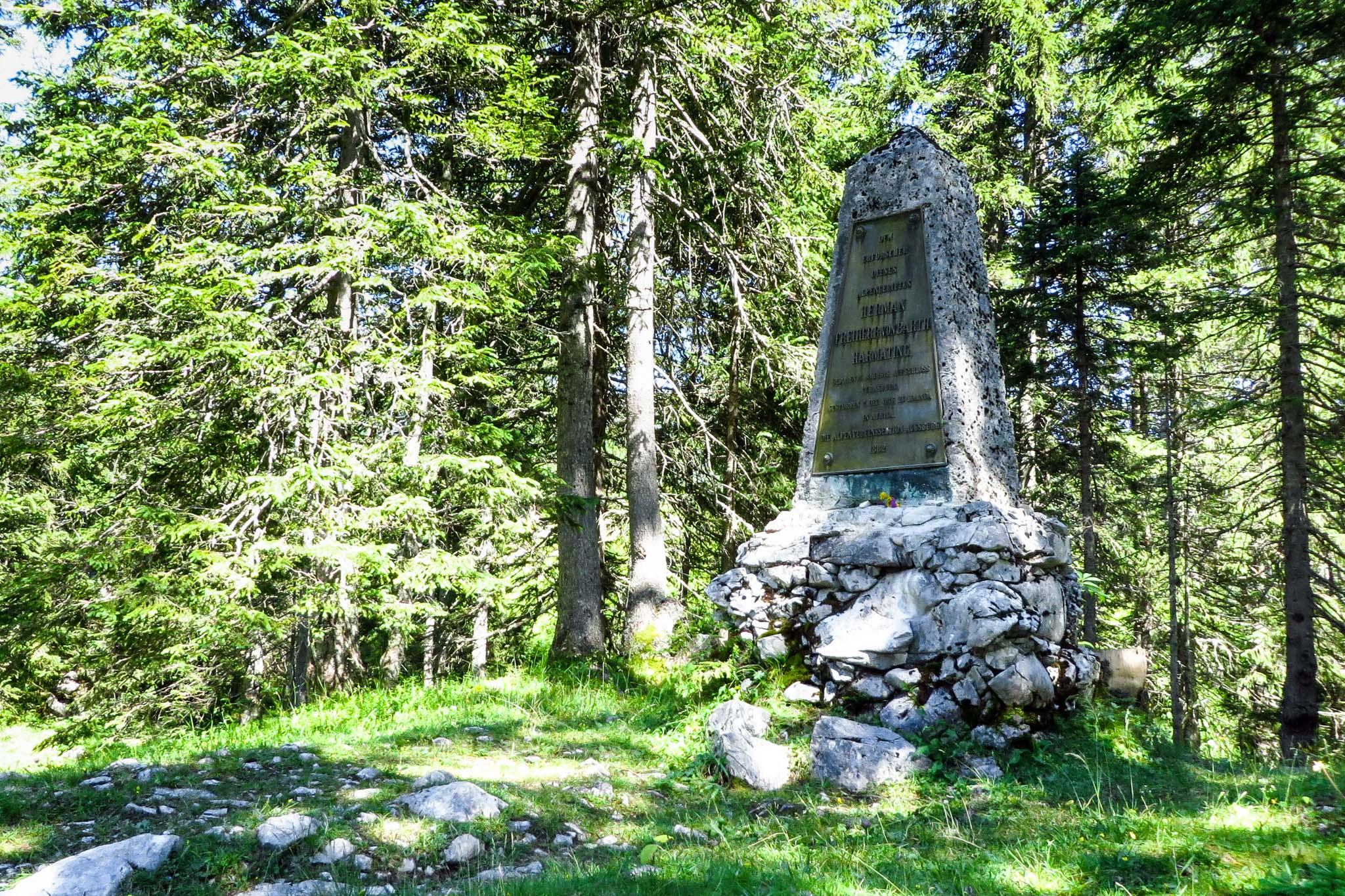 Ein Denkmal in der Form eines etwa vier Meter hohen Obelisken. Es steht auf einer kleinen Lichtunf im Wald. Auf der Vorderseite eine große Platte mit den Geburts- und Sterbedaten von Hermann von Barth. "Dem Erforscher dieses Alpengebietes" Ein Denkmal in der Form eines etwa vier Meter hohen Obelisken. Es steht auf einer kleinen Lichtunf im Wald. Auf der Vorderseite eine große Platte mit den Geburts- und Sterbedaten von Hermann von Barth. "Dem Erforscher dieses Alpengebietes"