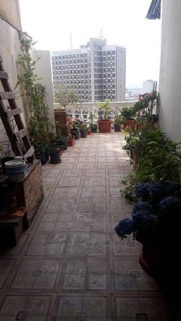 L'entrée d'une terrasse à Beirut au Liban. Juste en face du port. Au fond à droite on voit les cylindres de silos à grains, pas encore très endommagés.