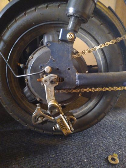Uložení zadního kola s přiloženým přesmykačem Shimano SIS