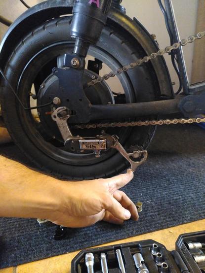 Přesmykač Shimano SIS natažený dopředu, aby neškrtal o zem