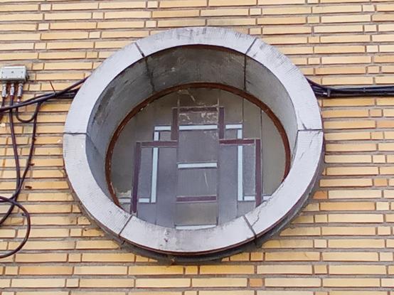 Ochsenauge mit Art Deco bemalten Fenster. 
Oeil-de-boeuf style Art Deco.