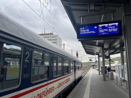 Alter Regionalzugwagen am Bahnsteig in Würzburg Hbf.