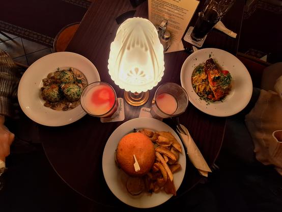 Links das essen von Fabiscafe, dieses waren  Spinatknödel, in der Mitte mein Kanzlei Burger und rechts von Sarah die Nudeln mit Lachs.