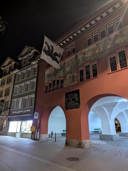La mairie Rathaus de la ville d'Appenzell en Appenzell Rhodes intérieures. Peinte en rouge avec des fresques et un grand drapeau d'Appenzell, un ours noir sur fond blanc