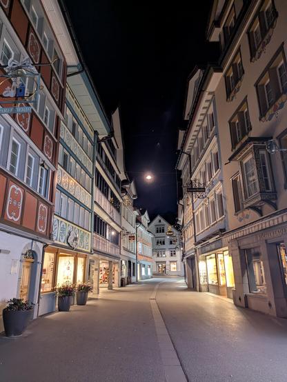 La rue principale de la ville d'Appenzell, déserte en ce soir de vendredi saint. Petites maisons très  mignonnes dans le style local d'Appenzell