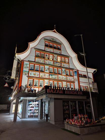 Hôtel et restaurant Hof de la ville d'Appenzell à, architecture typique avec des rangées de petites fenêtres