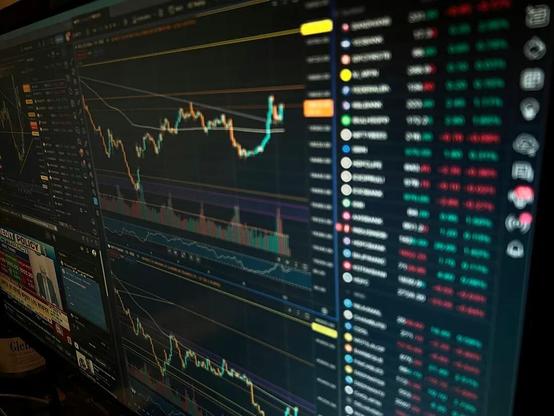 🌪️ Tough market? No problem. Nonprofits can thrive with these 4 game-changing fundraising strategies—built for uncertain times, powered by innovation. Stay ahead, stay funded. #NonprofitLeadership