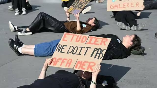 Une manifestation organisée par la Fédération des associations générales étudiantes pour dénoncer la pauvreté des étudiants, à Paris, le 18 avril 2025. Chacun tenait une pancarte où on pouvait lire des messages tels que "étudiants précaires, étudiants à terre" ou "on veut étudier, pas mendier" "Étudier ne doit pas affamer".