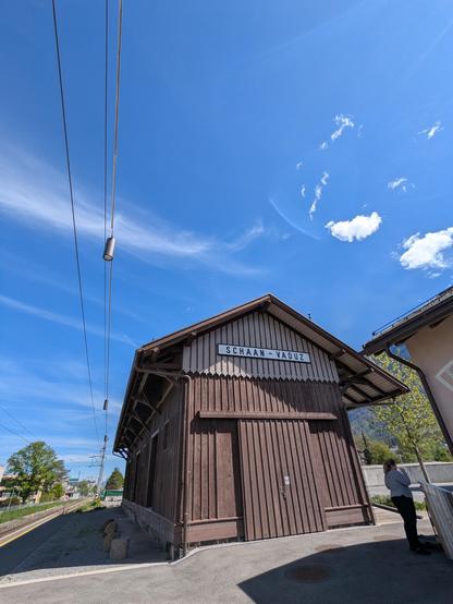 Petit entrepôt en bois sur lequel est inscrit le nom de la gare Schaan Vaduz (gare la plus proche de la capitale du Liechtenstein)