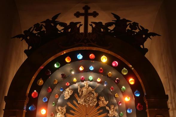 Oberer Teil mit Kreuz und vielen Glaskugeln