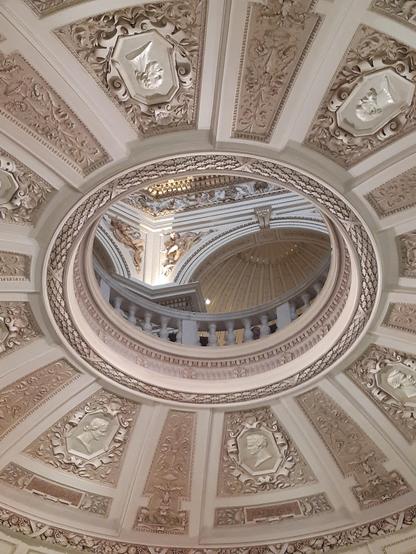 Ein Blick von der Eingangshalle Richtung Kuppel des Naturhistorischen Museums in Wien.