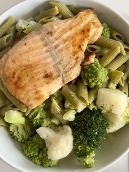 Lachs auf Gemüse und Nudeln aus Erbsen.