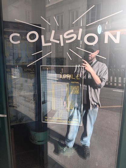 Je me prend en photo dans le reflet de la vitrine du bar Collision dans les pentes de Lyon.