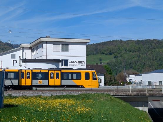 Une rame neuve jaune et grise du métro de Newcastle upon Tyne en attente de livraison parquée sur une voie de garage quelque part entre St Margrethen et Buchs