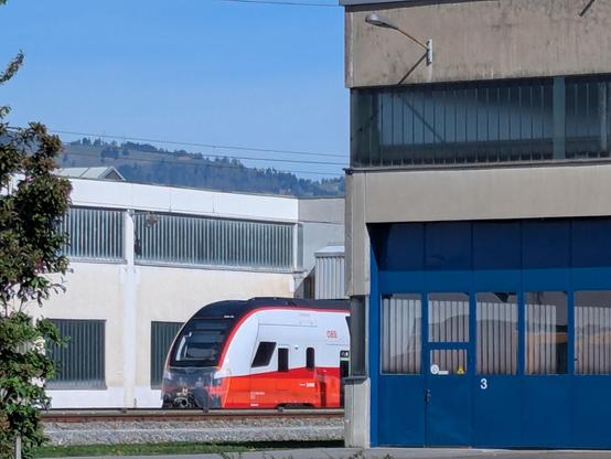 Une rame neuve à deux étages rouge et blanchr CityJet des chemins de fer fédéraux autrichiens ÖBB en attente de livraison parquée sur une voie de garage quelque part entre St Margrethen et Buchs