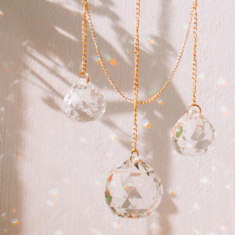 Los amuletos y talismanes han acompañado a las personas desde tiempos antiguos. En joyería, no solo embellecen, sino que también ofrecen protección, conexión espiritual y atracción de buena energía. Descubre sus diferencias y elige el que conecte contigo.

https://hhedderich.com/blogs/afiliado/joyeria-amuleto-talisman-proteccion-suerte-y-poder

#hhedderich #joyeria #talisman
#joyas #amuletos #blog
#TheJewelryReport
