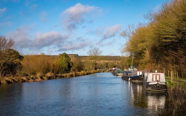 A photo titled "Kennet and Avon Canal at Froxfield", taken near Aqueduct 3, Froxfield-Dun by AppleTV.1488 on Flickr.