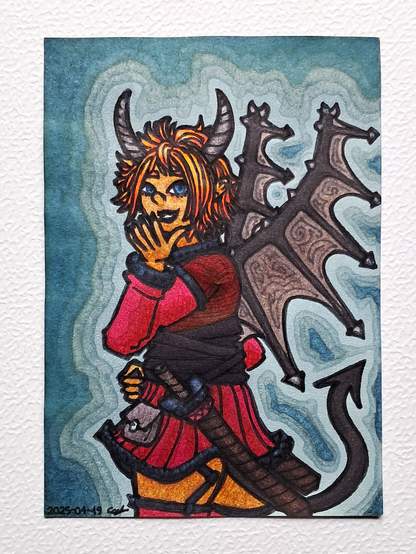 Un dessin représentant Démonève, une démone aux cheveux mi-longs blonds en bataille avec des ailes et une queue grises, portant une robe rouge nouée avec une longue ceinture noire, une poche grise et deux glaives dans leurs fourreaux de chaque côté, tournée vers la gauche mais regardant vers la caméra d'un sourire et de yeux bleus, faisant mine d'un bisou ; sur fond gris bleu.