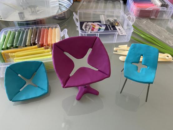 A model of a pink lounge chair, a turquoise dinner chair. And a turquoise element of a smaller lounge/big dinner chair. Behind it are my materials for the clay. 