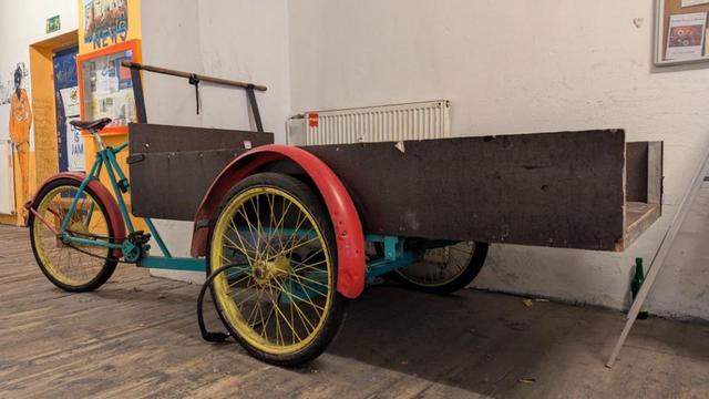Das Foto zeigt ein Lastenrad auf dem Raw-Gelände in Berlin