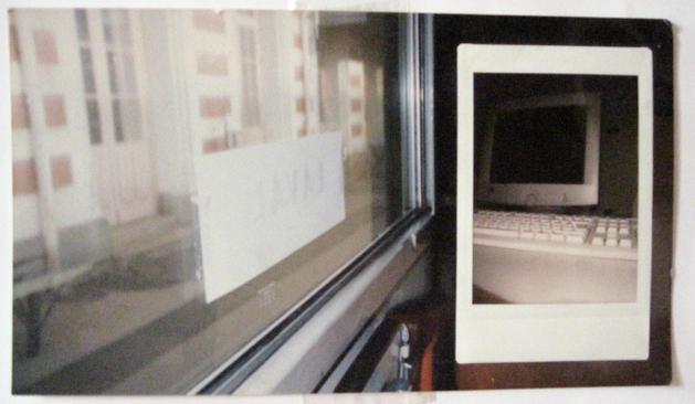 Collage de photos, deux images superposées. À travers la vitre d'un compartiment de train, une gare. Un polaroid d'un écran d'ordinateur et son clavier.