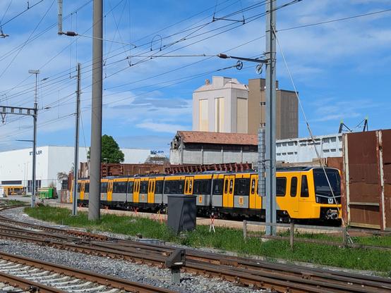 Rame neuve du métro de Newcastle upon Tyne sur une voie de garage aux abords de l'usine Stadler de St Margrethen