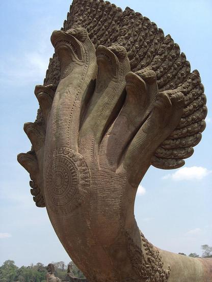 Estatua de serpiente con siete cabezas. La central es la más grande.