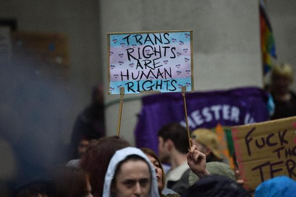 «Les droits des trans sont des droits humains», peut-on lire sur la pancarte.