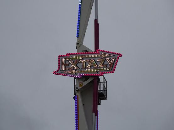nom de manège à sensation écrit avec des lumières : extasy