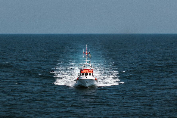 Archivbild der Sea-Eye 5. Man sieht das Schiff von vorn in voller Fahrt.