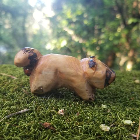 carved raccoon facing right