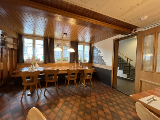 Blick in die Gaststube vom Restaurant Sternen Neumühle in Zollbrück.