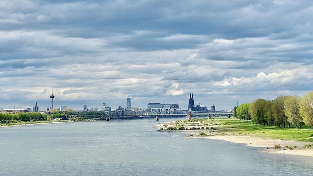 Photographed from the Rhine bridge, the Cologne skyline (Colonius TV tower, cathedral, Crane Houses, Südbrücke, Poller Wiesen) on a cloudy spring day after a rain shower.

The Rhine is in the lower half of the image and is carrying too little water for this time of year.