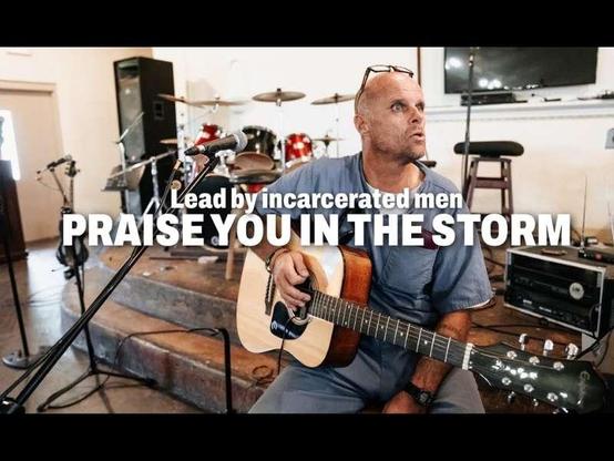 Homem preso por 26 anos usa a música para evangelismo na prisão, transformando vidas e levando esperança aos outros detentos. Foto: Reprodução/YouTube/God Behind Bars.