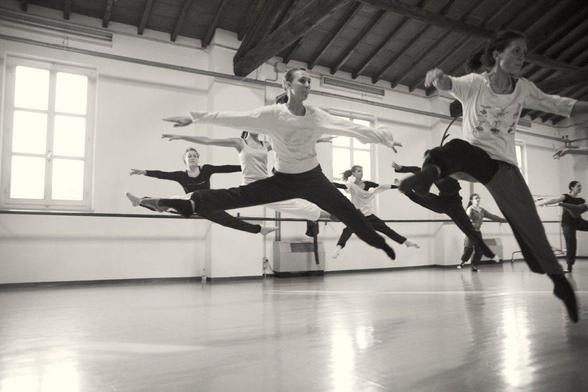 conference participation techniques: a black and white photograph of jazz dancers leaping in a dance studio. Photo attribution: Flickr user teo_ladodicivideo